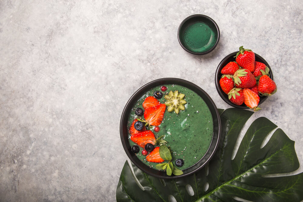 Zelená smoothie bowl so spirulinou a čerstvými jahodami